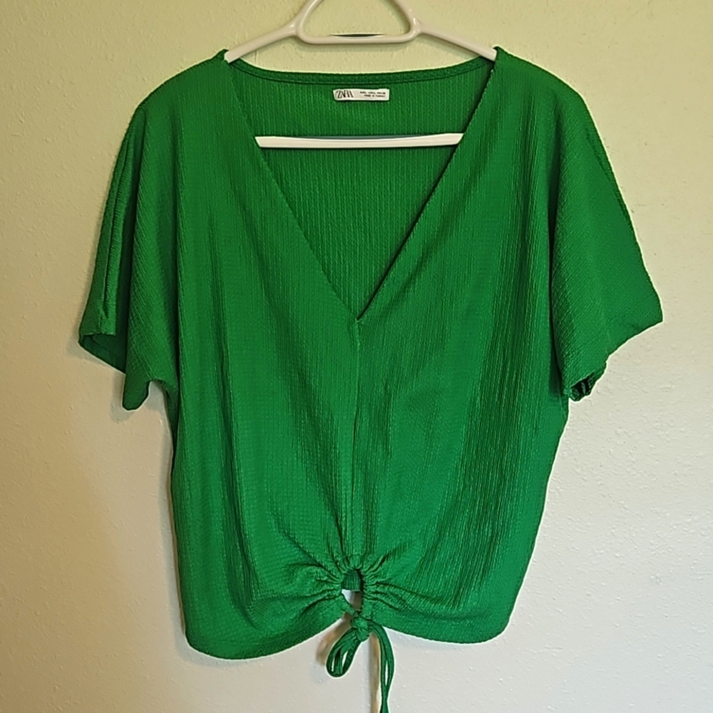 ZARA SZ.L V neck top with key hole front.